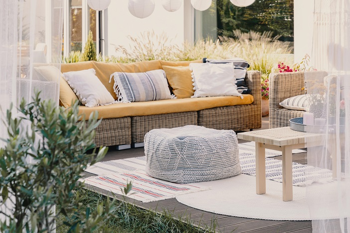 stylish-outdoor-relax-area-with-garden-furniture-V5ED4RM-min_2
